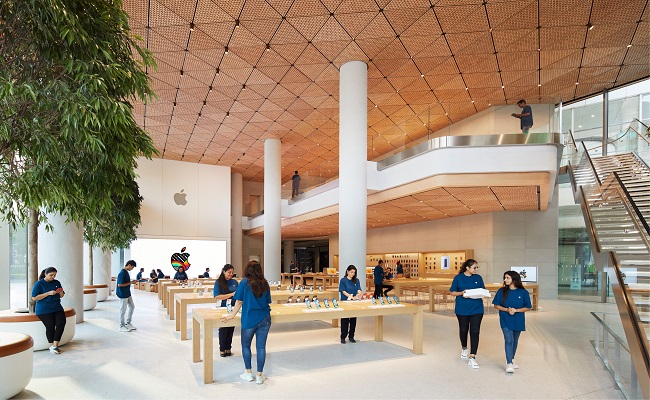 apple_bkc_mumbai_india_interior