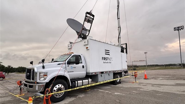 firstnet-satellite-cell-on-light-truck-satcolt-provides-emerge