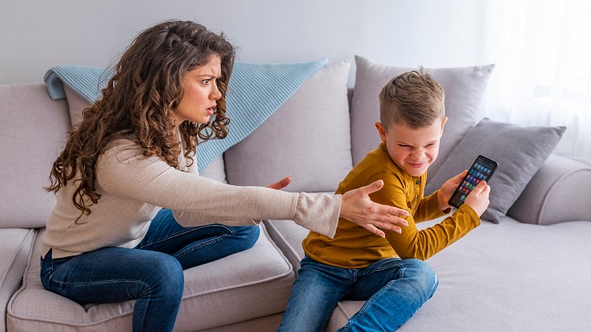 boyhavingatantrumandfightingwithhismotherfor