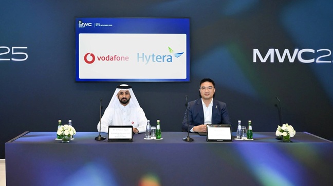 l_r_vodafone_qatar_mohamedmohsinalyafei_hytera_vp_stanleysong_648