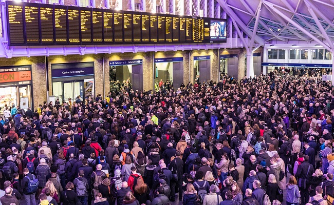 londonuk-february232017crowdedkingscrossstation