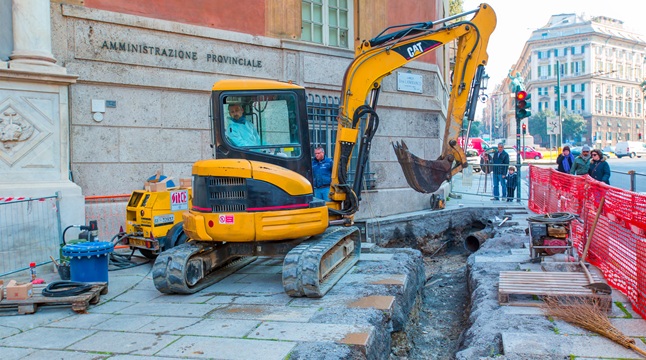 genoaitaly-march192015workerusingasmall