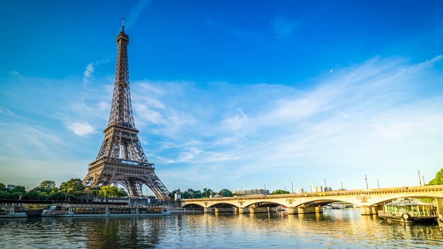 pariseiffeltowerreflectinginriverseinewithbridgepont-2