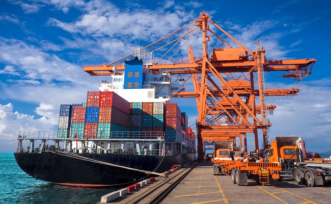 thecontainervesselduringdischargingatanindustrialportand