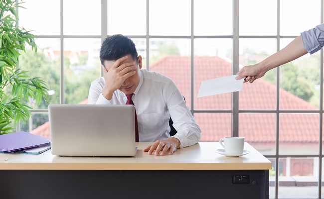 ahandthatdeliversdocumentstoagrievingasianman