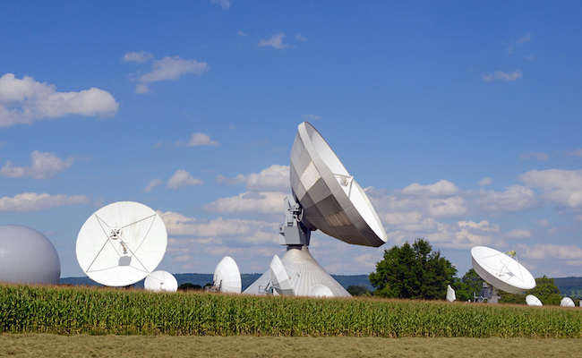 anantennasystemwithaslightlycloudyskyandsunshine