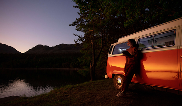 woman-using-5g-tablet-while-travelling_web-3_600x350